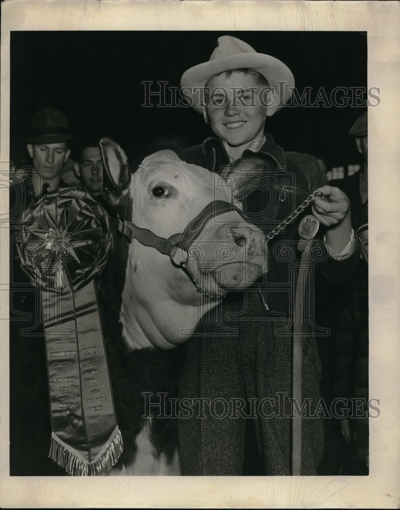 1931 Press Photo Oliver Grote With His Grand Champion Steer- Historic Images