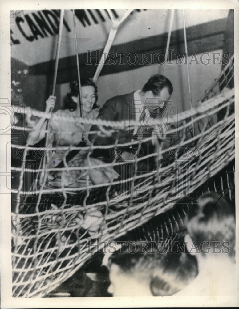 1933 Press Photo Mr.& Mrs.J.Cornelius Rathborne end five hour parachute leaf