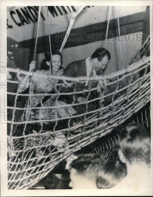 1933 Press Photo Mr.& Mrs.J.Cornelius Rathborne end five hour parachute leaf
