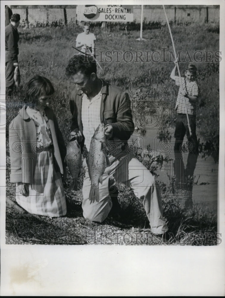 Load image into Gallery viewer, 1961 Press Photo Paul Kennison, daughter Frances fishing at West Alton Mo
