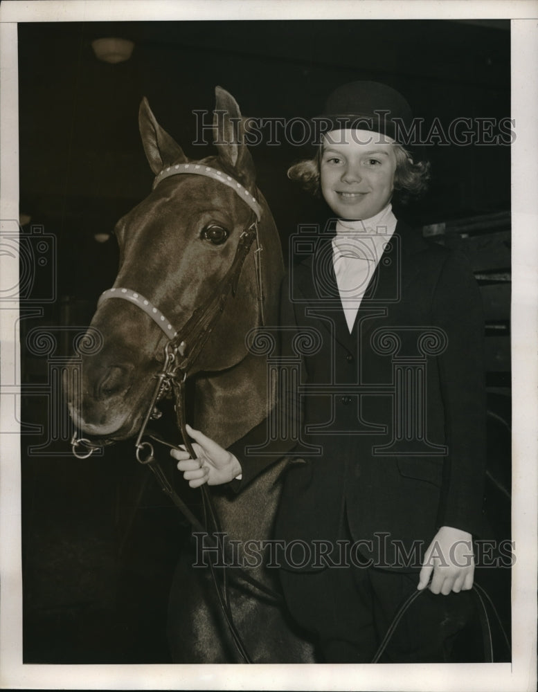 1939 Press Photo Barbara Ann Griffith &amp; her horse Bronze Lady at NYC show- Historic Images