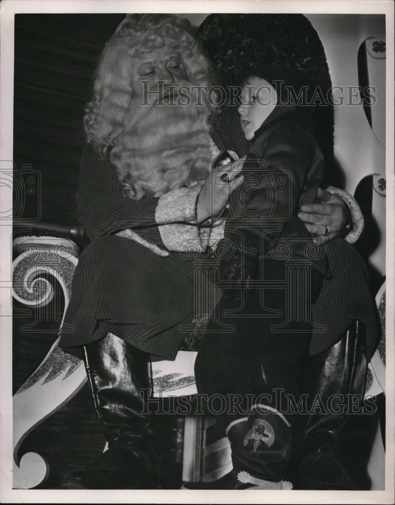 1950 Press Photo Elmer Geicher, 4 years old of So. Euclid with Santa Claus- Historic Images