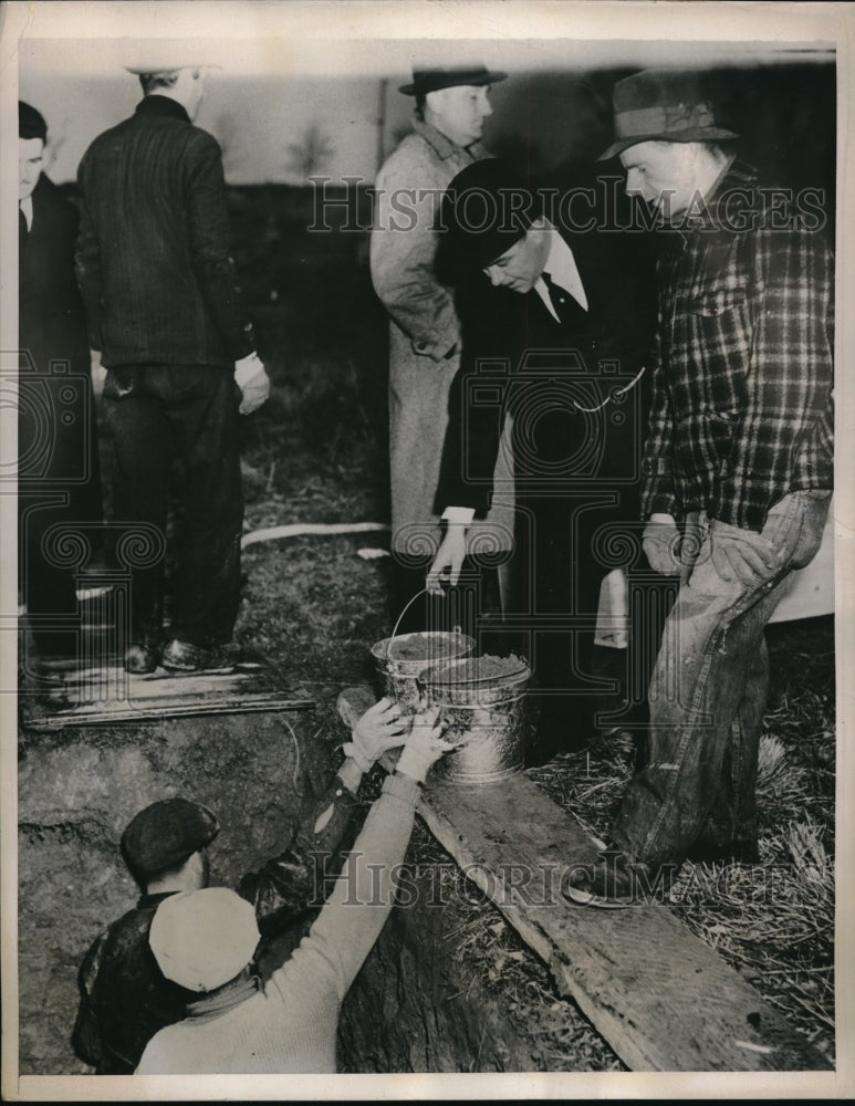 1938 Press Photo Body of Charles Favato exhumed to search for arsenic