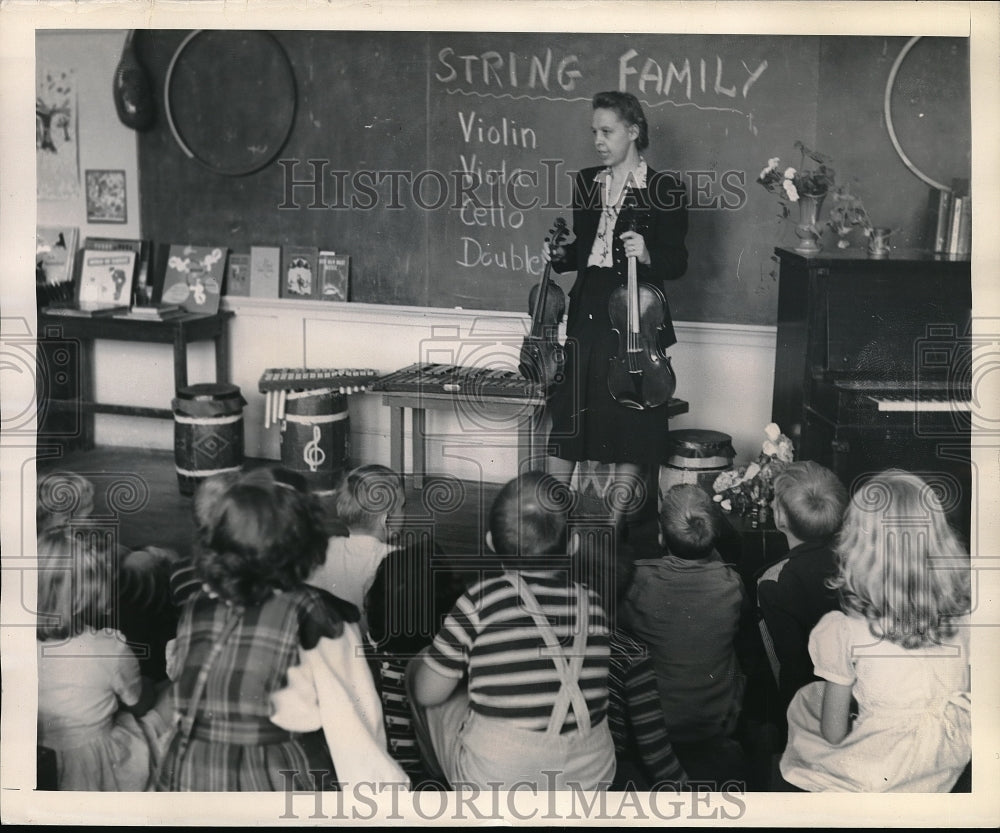1943 Press Photo Chapel Hiss School Teacher Mrs Dorothy Alden