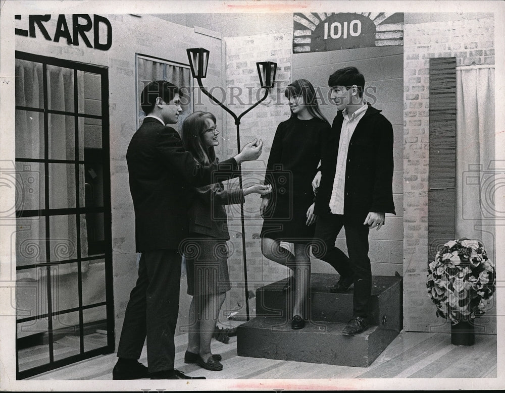 1968 Press Photo Willowick Students Dawn Freeman,Marsha Cope & Jay Habat