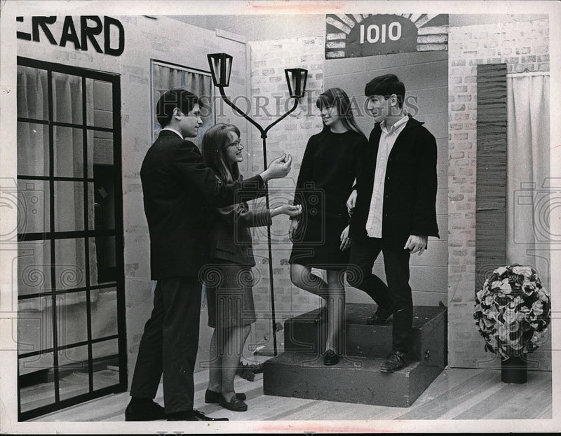 Load image into Gallery viewer, 1968 Press Photo Willowick Students Dawn Freeman,Marsha Cope &amp; Jay Habat

