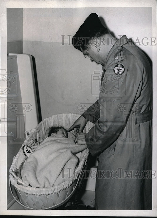 1944 Press Photo Lt. Col. C.E. Albrecht Holding 3 Week Old Baby In Washington- Historic Images