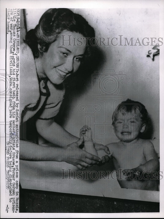 1955 Press Photo Thomas Gruewe, 1, mother Christa Gruewe, Former German POW's- Historic Images