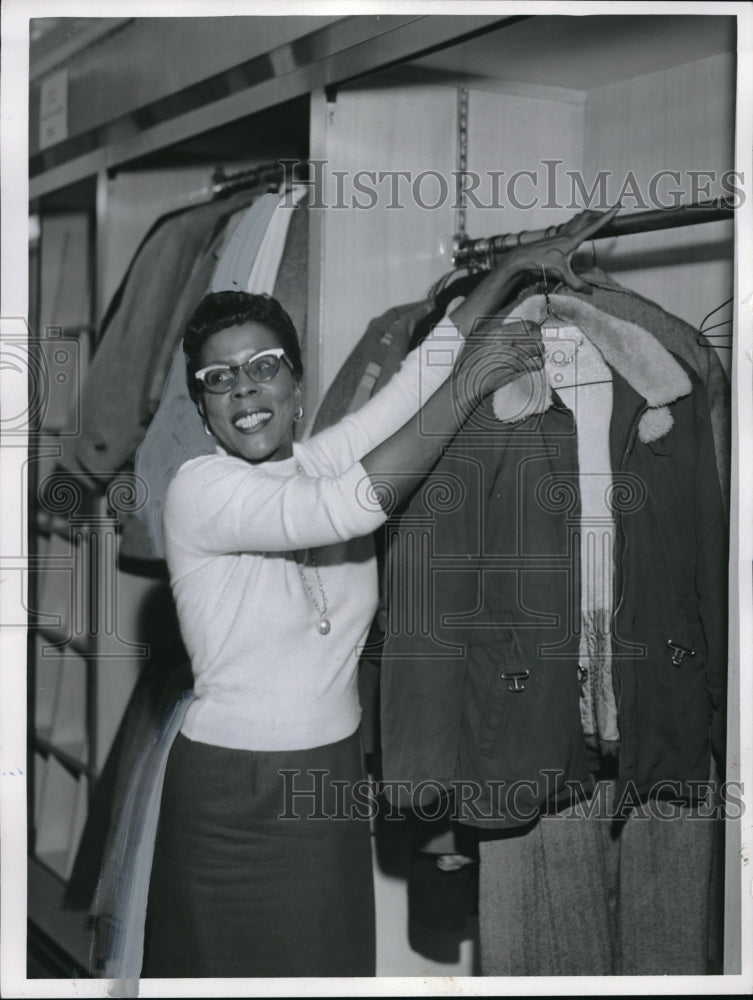 1962 Press Photo Mrs Bennie Ashley with clothing for Cleveland,Oh schoolkids- Historic Images