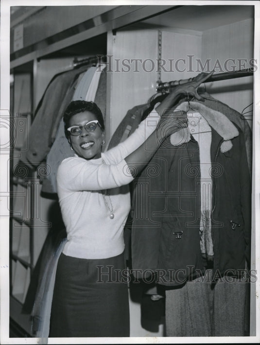 1962 Press Photo Mrs Bennie Ashley with clothing for Cleveland,Oh schoolkids- Historic Images