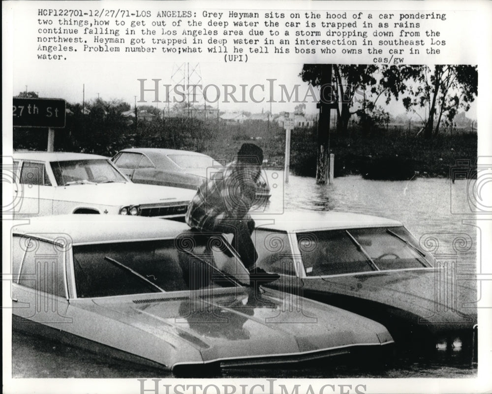 1971 Press Photo Gray Heyman tapped in deep water  floods in Los Angeles.- Historic Images