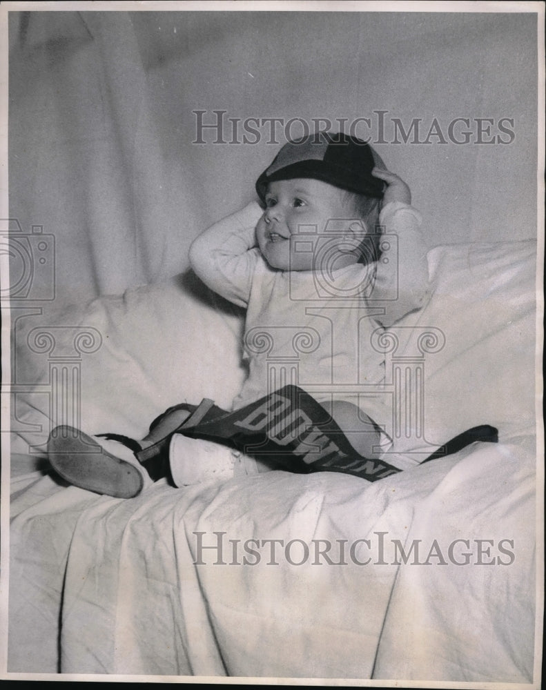 Load image into Gallery viewer, 1947 Press Photo Bowling Green, Ohio Richard Lowry II in Diaper Derby contest
