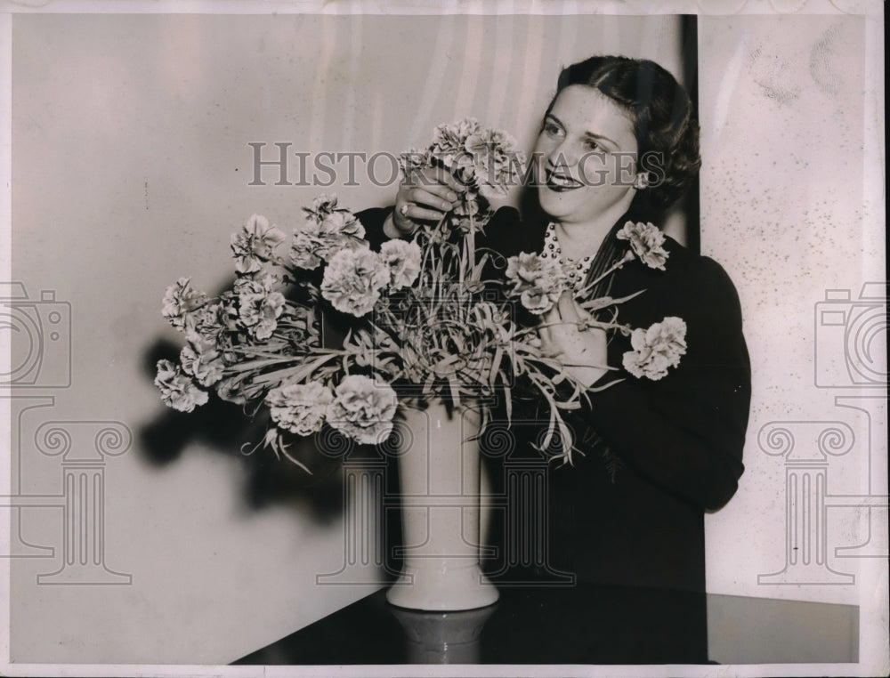 1937 Press Photo Miss Mary Howard of Yonkers adores the English Carnation.