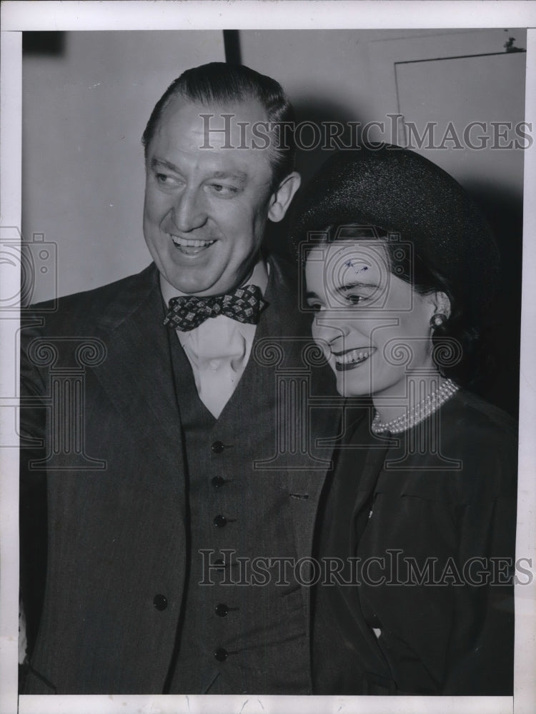 Load image into Gallery viewer, 1944 Press Photo Hosue Rep. Whip Lee Arends &amp; bride Betty Tychon in D.C.
