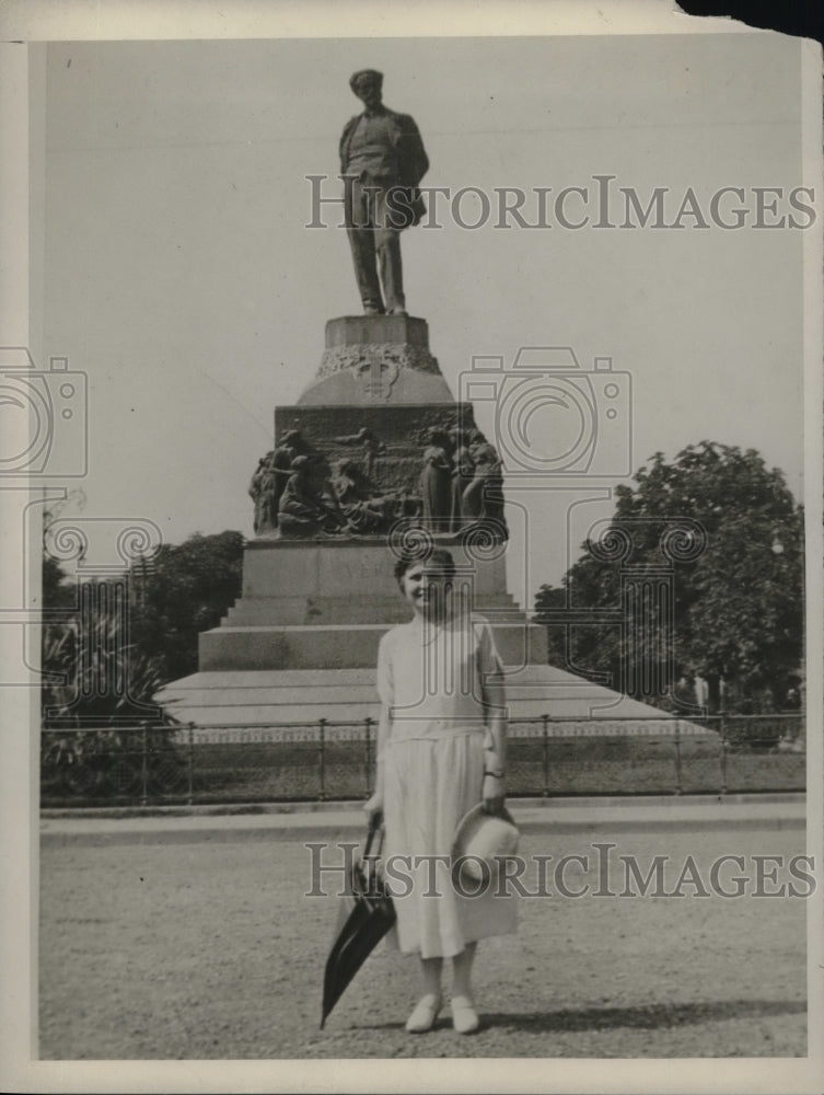 1937 Press Photo Marion Talley at Verdi statue in Milan, Italy