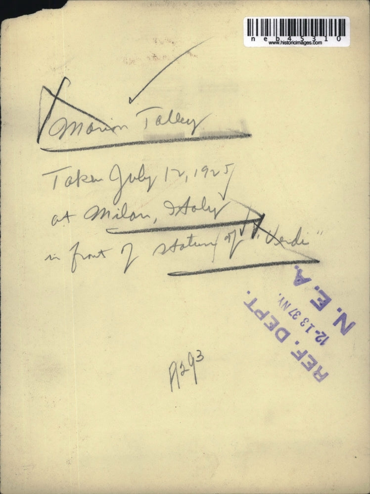 1937 Press Photo Marion Talley at Verdi statue in Milan, Italy