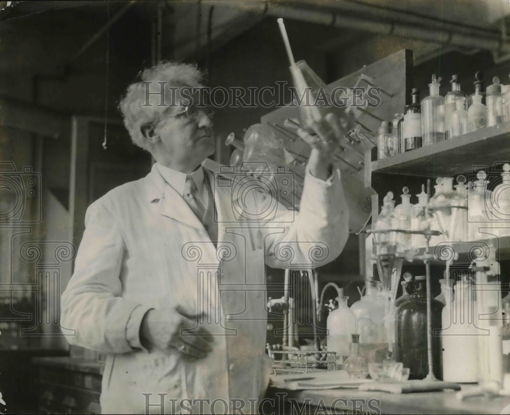 1932 Press Photo Dr. Charles H. La Wall in his lab- Historic Images