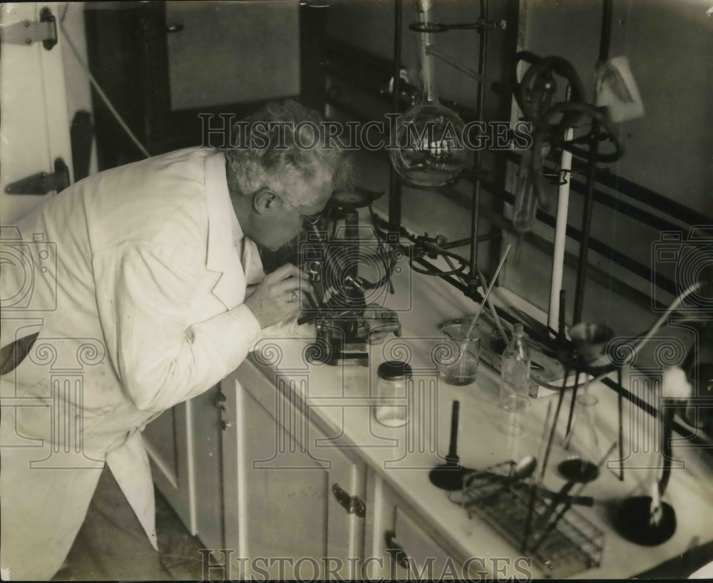 1932 Press Photo Dr Charles La Wall at work in his lab- Historic Images