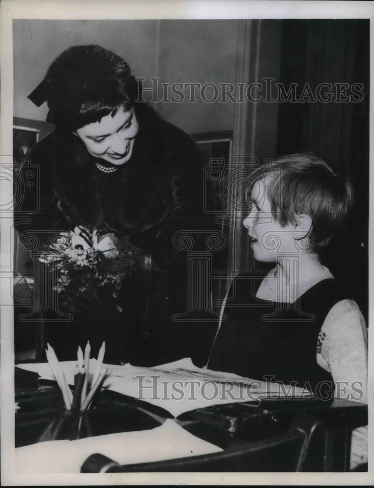 1957 Press Photo Princess Maggaret of England &amp; Linda Gates at Ottershaw school- Historic Images