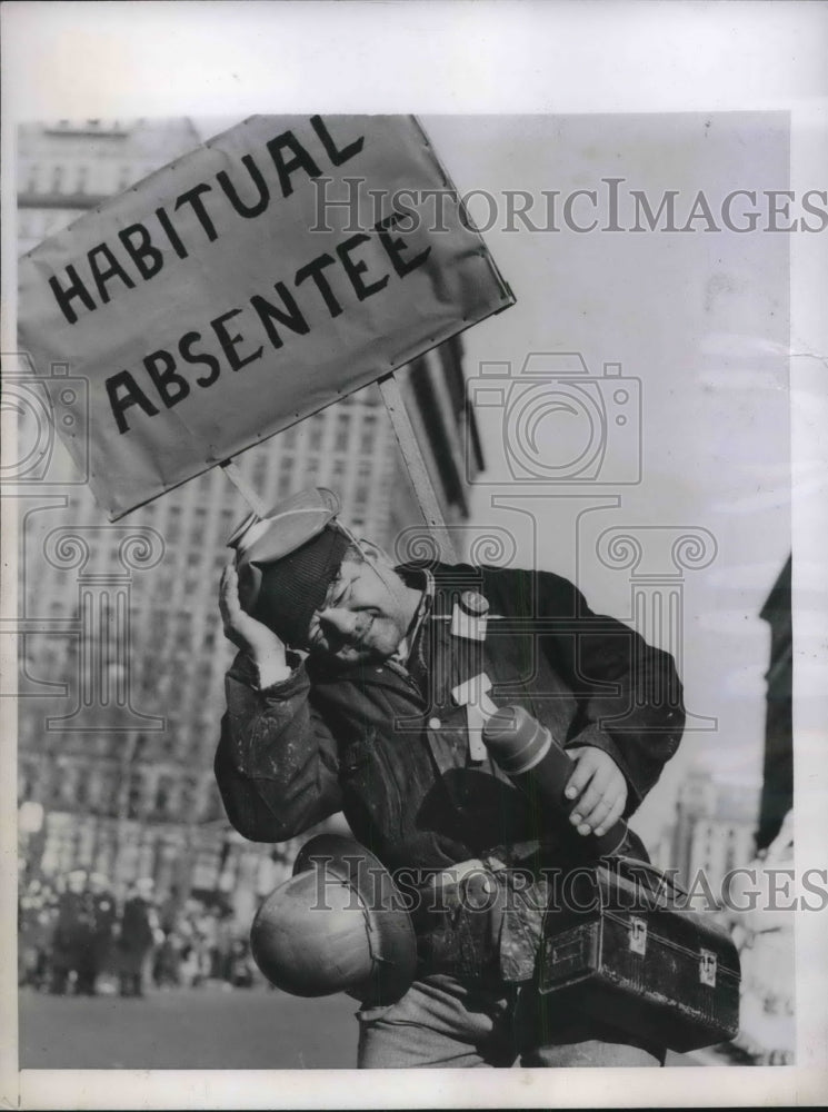 1944 Press Photo Habitual Absentee Satirized During New Years Day Mummers Parade- Historic Images