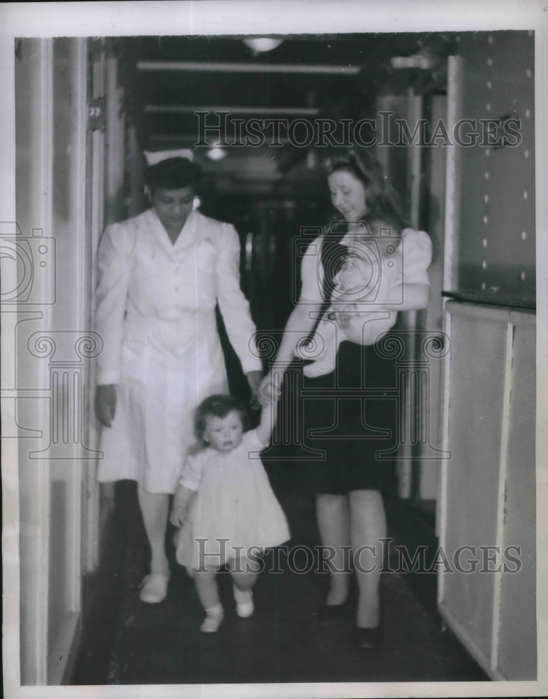 1946 Press Photo Aboard SS Argentina, Mrs. Donald J. Genyn, Carmen Quinonez- Historic Images