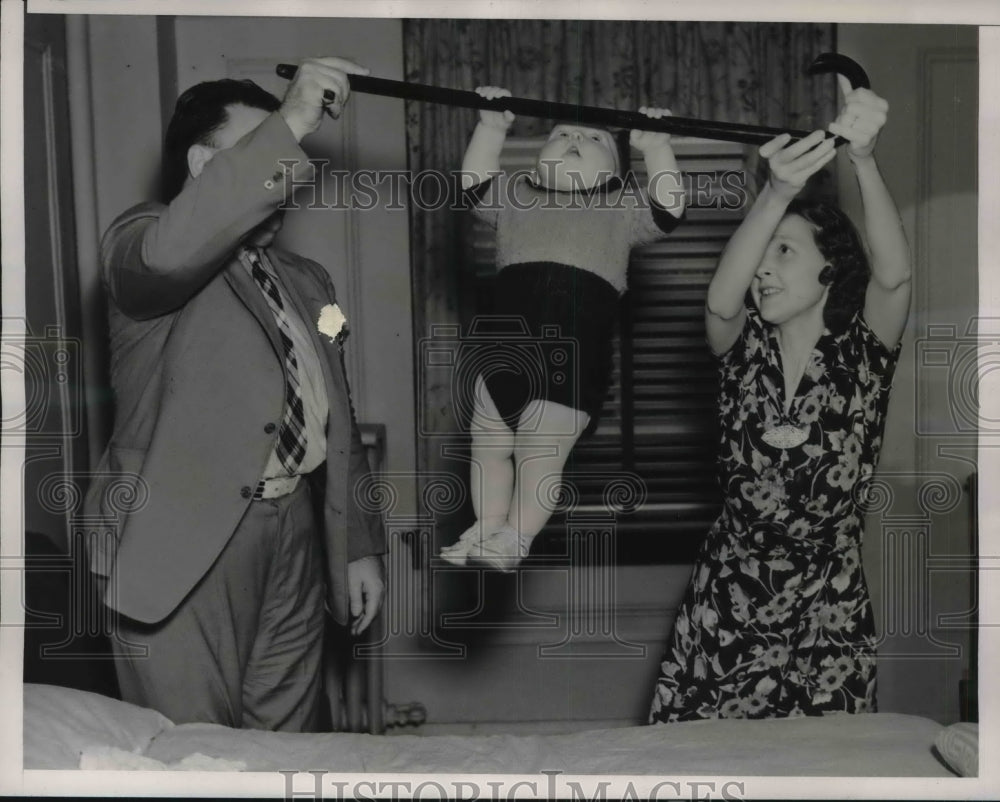 1938 Press Photo Wallace Hough with his Father and Mother- Historic Images