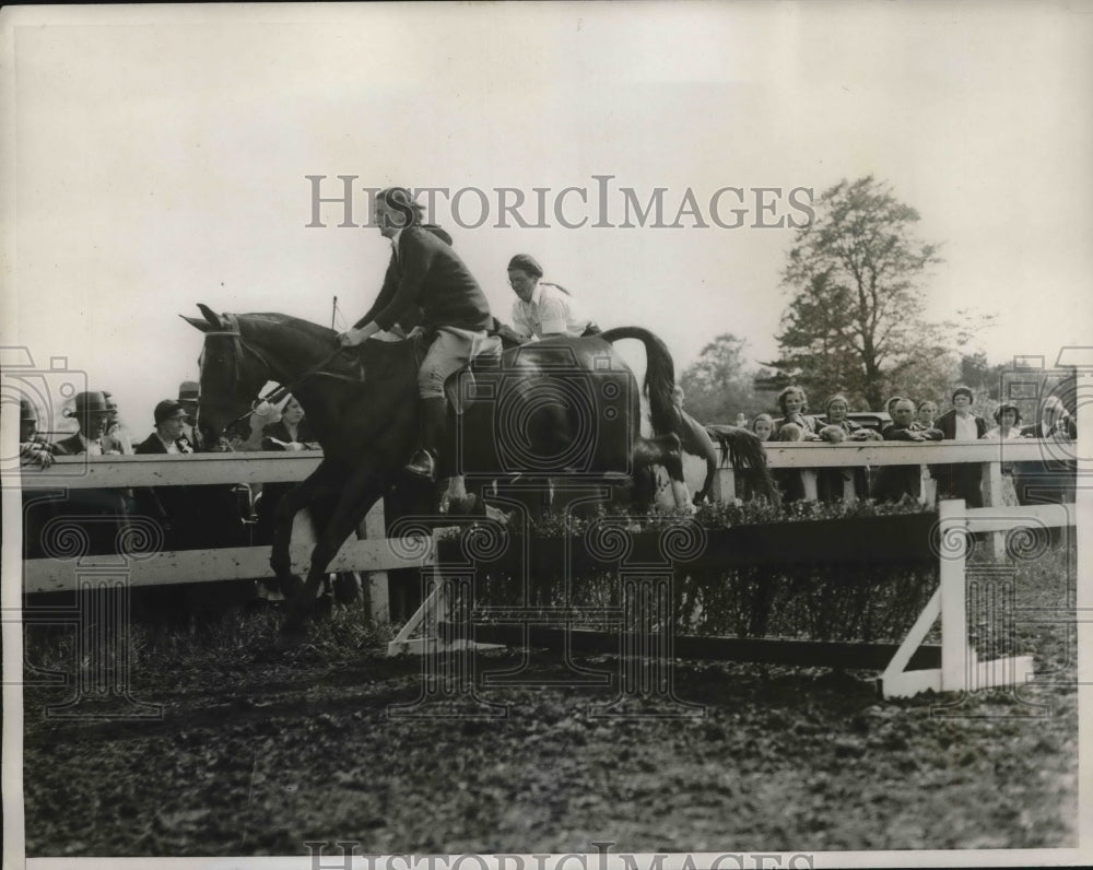 1932 Press Photo Miss Isabel Gibby riding Spot, Miss Eleanor Wilder "Moonshine"