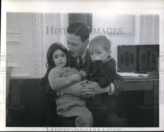 1946 Press Photo Tom Wolf of NEA with GI's children on "Disfer Cruise"- Historic Images