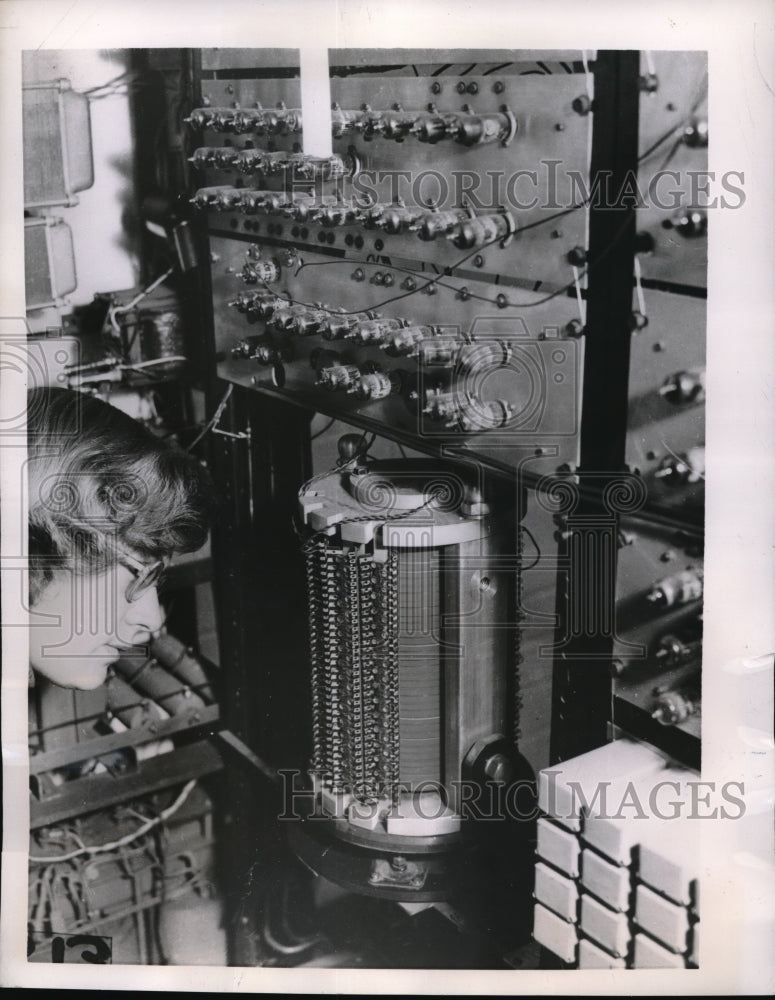 1955 Press Photo London,  JeanHopper &amp; translation machine at Birkbeck College- Historic Images