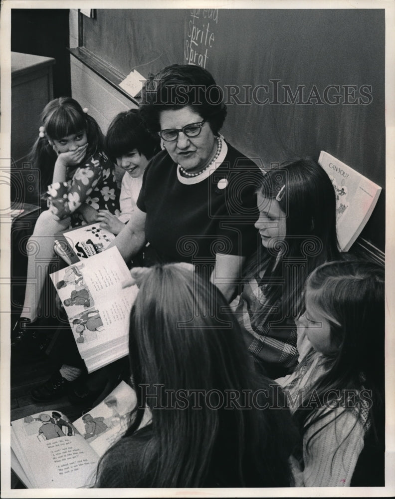 1971 Press Photo Akron, Ohio, Mrs Lillie Moore teaches 2nd grade at Windemere