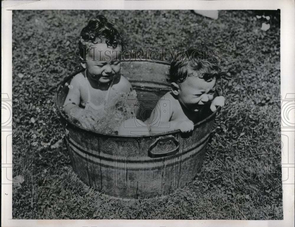 1947 Press Photo Robert Van Reyten Gerald Wilks tots cool off in washtub NY- Historic Images