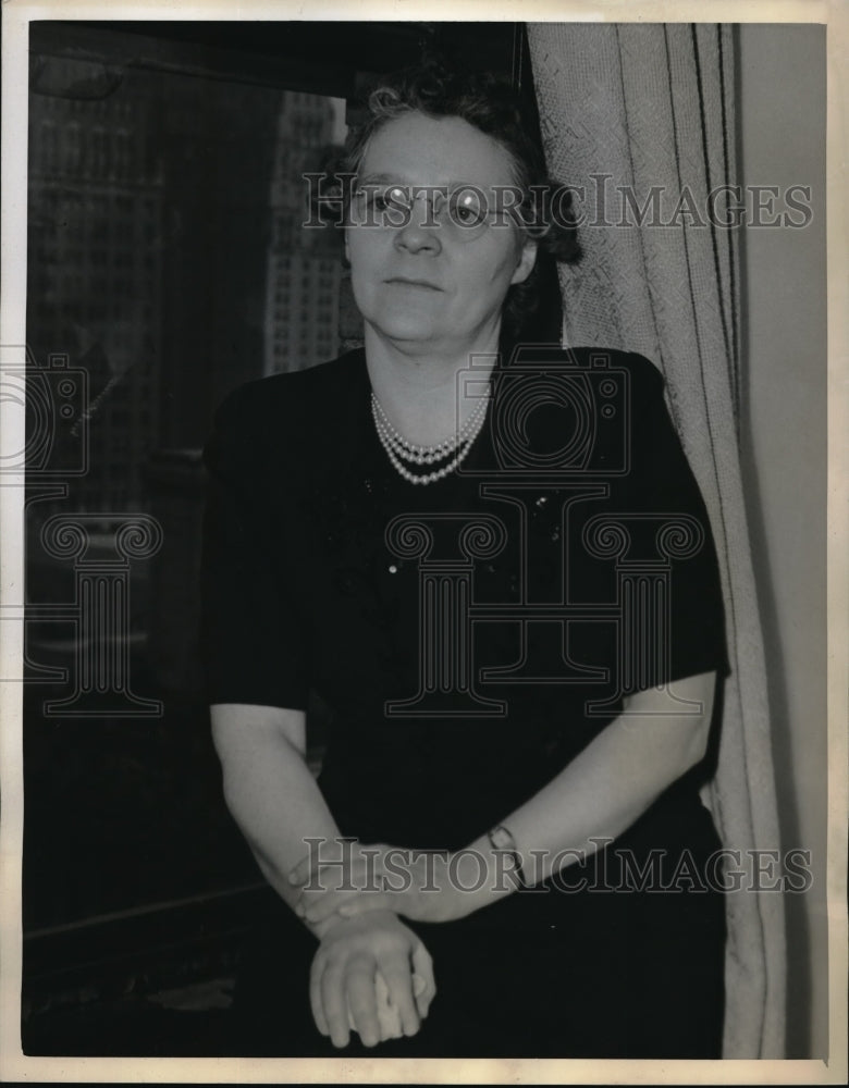 1943 Press Photo Mrs. Ruby Barnett of Woman Ordnance Worker Broadcast Overseas- Historic Images