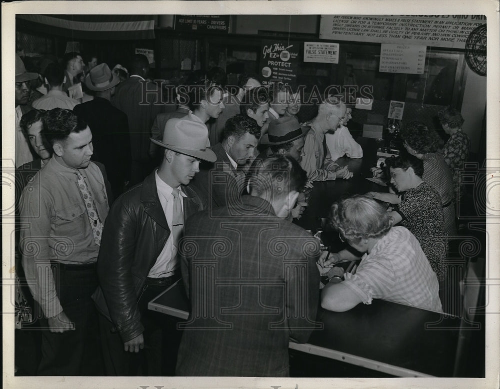 1946 Press Photo Auto Drivers license bureau in Cleveland, Ohip - neb48037