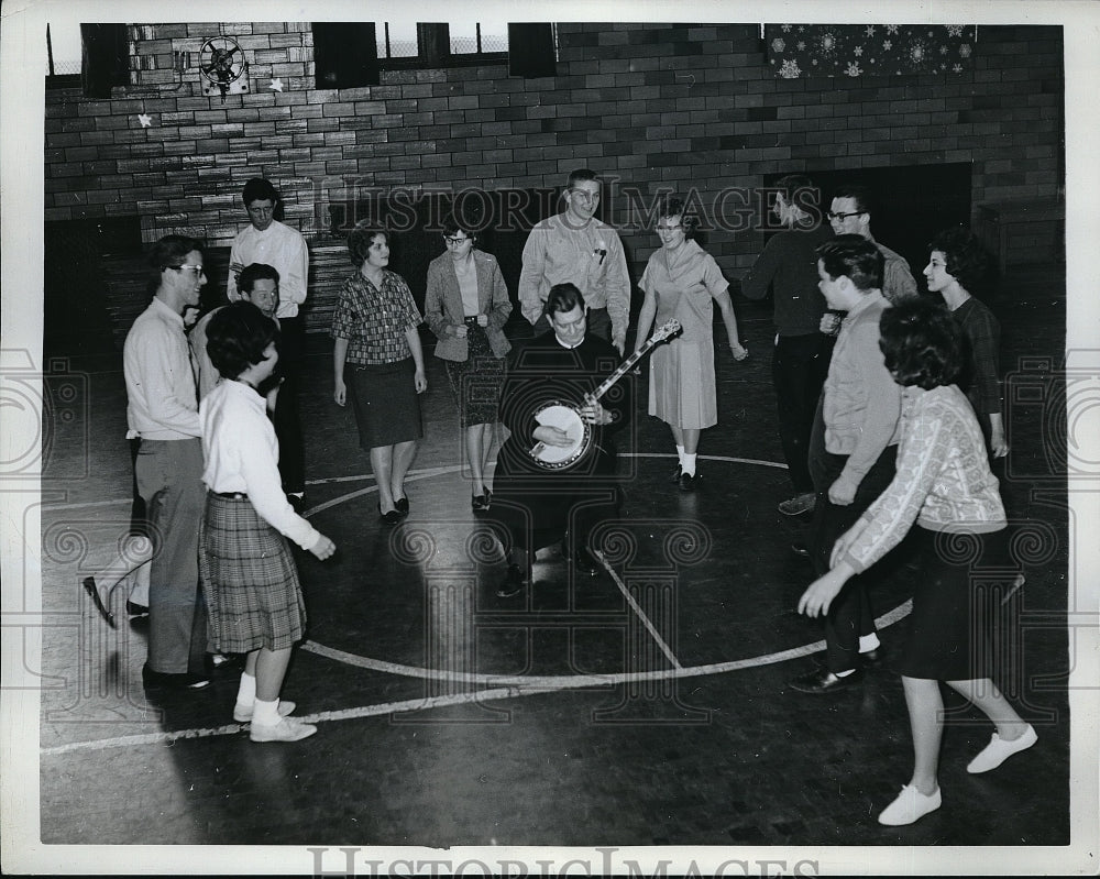 1962 Press Photo Father Joseph Dustin Of The Holy Redeemer Parish Plays Jazz
