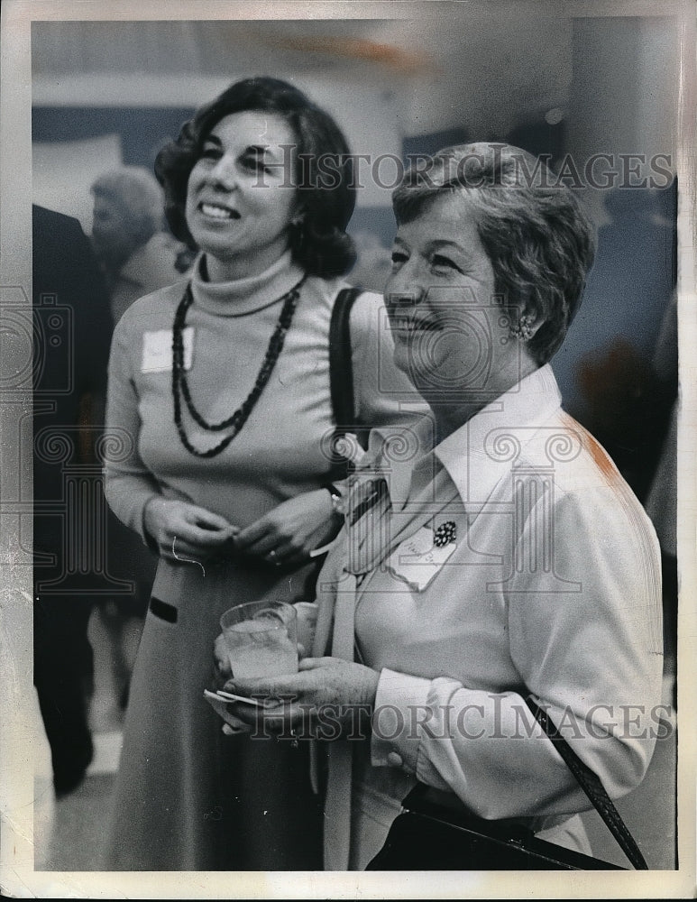 Load image into Gallery viewer, 1975 Press Photo Mrs Sherwood Falsgraf &amp; Mrs Robert Brill WMNS Committee
