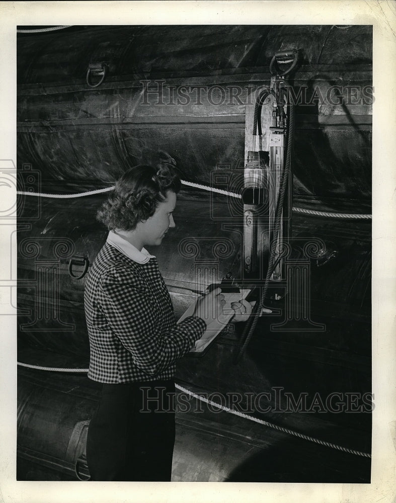 1943 Press Photo Virginia Wojowiez Tests Floats At Firestone Rummer Co- Historic Images