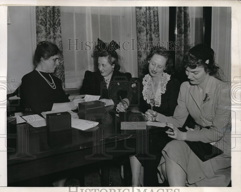 Load image into Gallery viewer, 1942 Press Photo Ruth Howard, sec of College &amp; Univ Womens Center at NYU,
