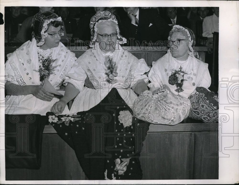 1957 Press Photo Berlin Native Costumes Silesian Rally at West Berlin City Hall- Historic Images