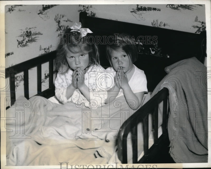 Load image into Gallery viewer, 1943 Press Photo Prayers for Dad Fred Mayer sole survivor tragedy 10 sea scouts
