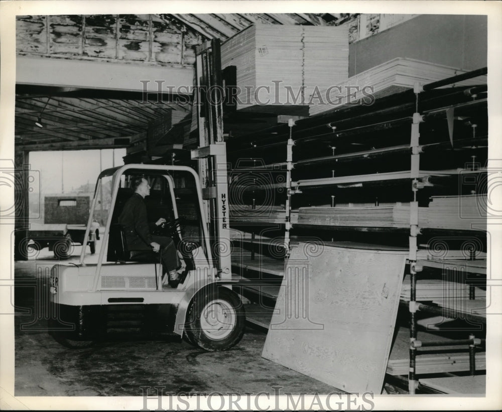 Press Photo Hyster Challenger 40 Series Lift Truck - neb48994- Historic Images