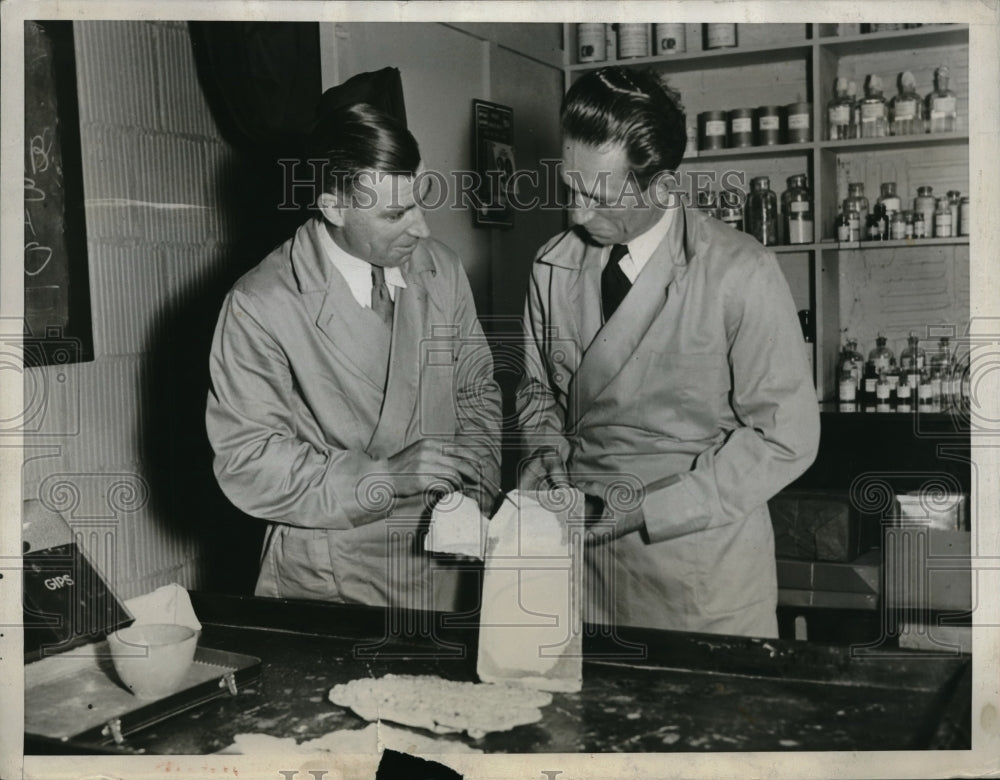 1934 Press Photo Lab Workers Make Replica of Shoe Print for Criminal Case