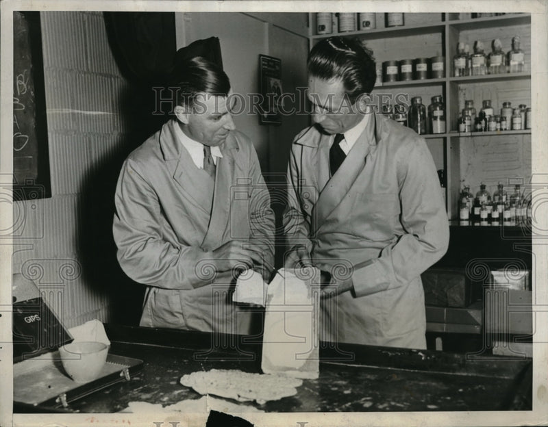 Load image into Gallery viewer, 1934 Press Photo Lab Workers Make Replica of Shoe Print for Criminal Case
