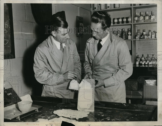1934 Press Photo Lab Workers Make Replica of Shoe Print for Criminal Case