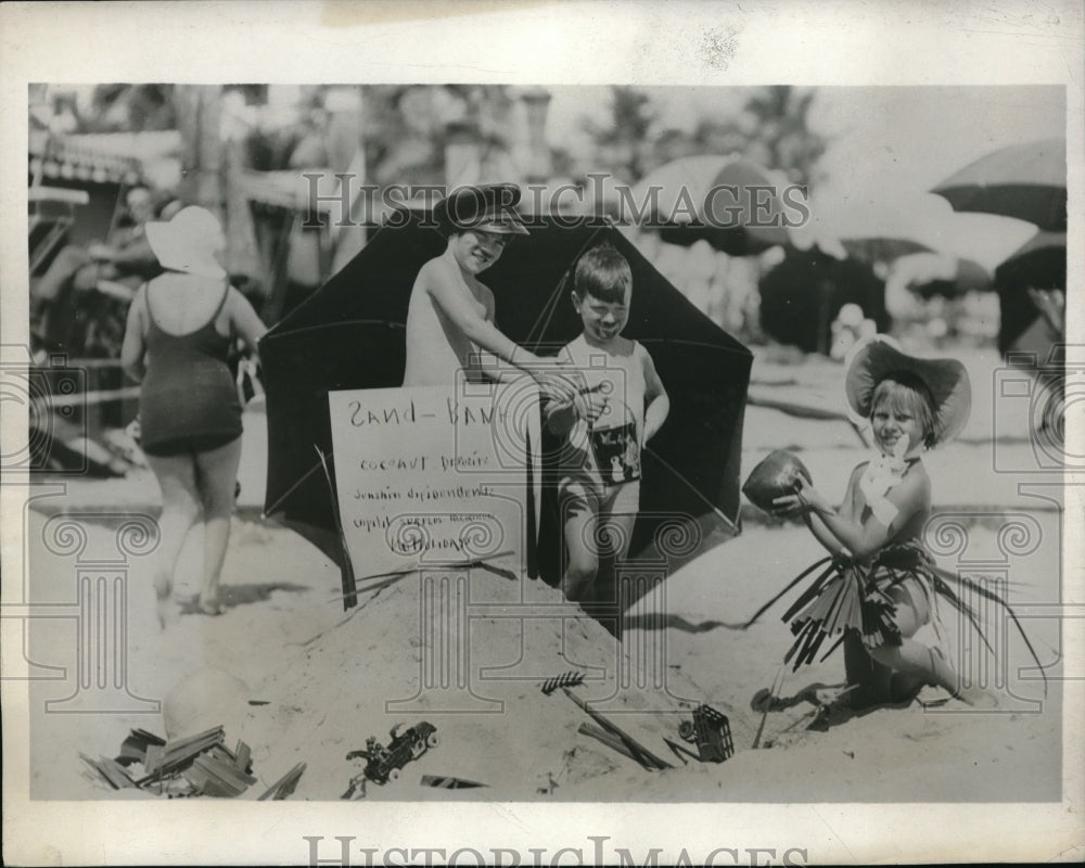 1933 Press Photo Youngsters Have Sand Bank at Roney Plaza Hotel in Miami Beach- Historic Images