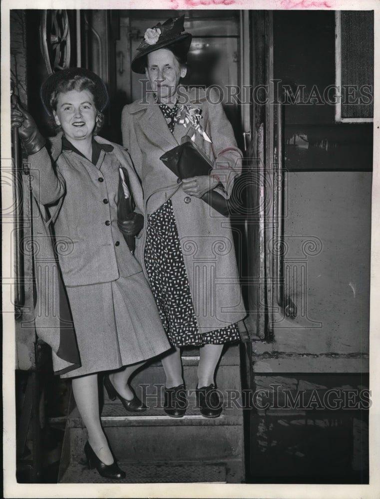 Load image into Gallery viewer, 1943 Press Photo Mrs. Mary Lacey Foss &amp; Wife of Capt. Foss Visit in Chicago
