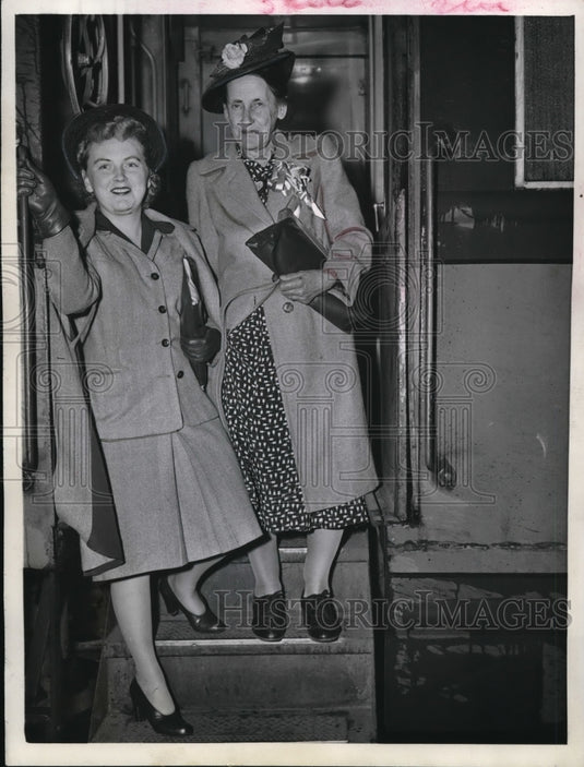 1943 Press Photo Mrs. Mary Lacey Foss & Wife of Capt. Foss Visit in Chicago
