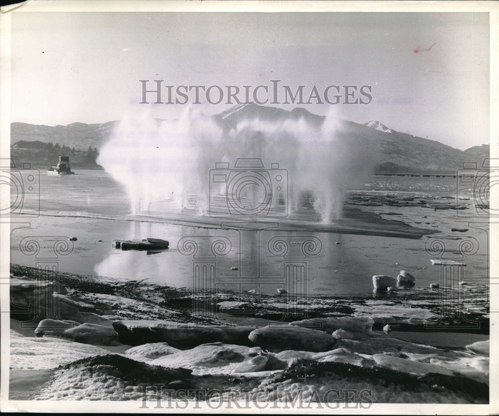 1943 Press Photo Navy Seabees Break Up Ice In Alaskan Kodiak- Historic Images