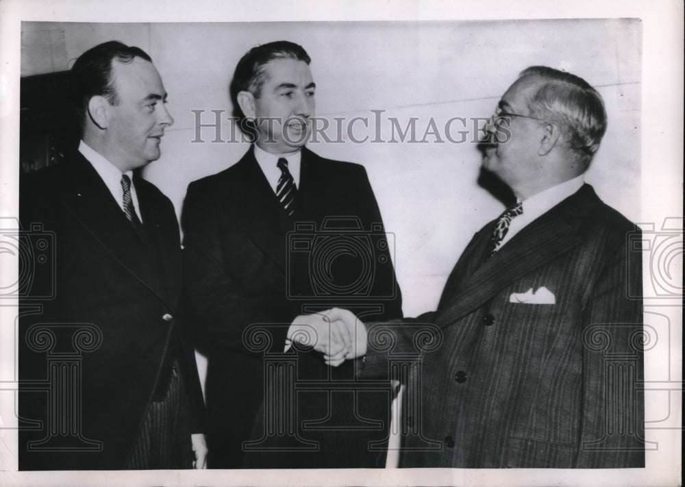 1947 Press Photo Atty Gen Tom Clark & Joseph Padway Shake Hands During Recess- Historic Images
