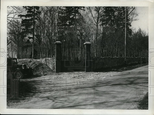 1933 Press Photo A entrance to a forest off the side of the road.- Historic Images