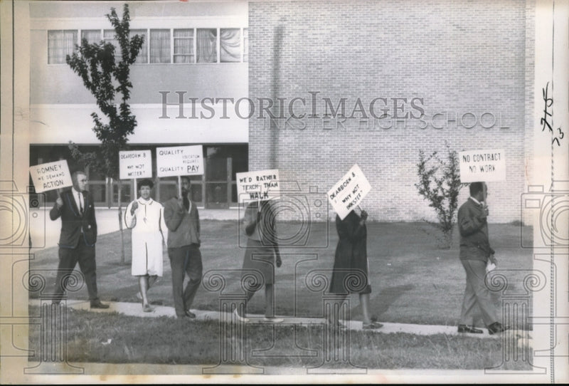 Load image into Gallery viewer, 1967 Press Photo Detroit, Mich Inkster HS teachers picket for higher wages
